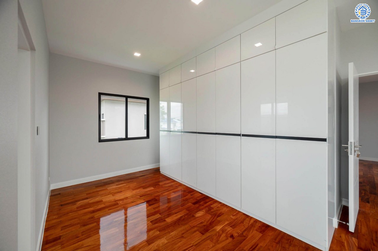 คฤหาสน์สุดหรู ดีไซน์สุด Luxury ติดถนนบรมราชชนนี โครงการ เดอะแกรนด์ ปิ่นเกล้า หลังมุม บนเนื้อที่ถึง 111.6 ตร.ว. ฟังก์ชัน 4 ห้องนอน 5 ห้องน้ำ 1 ห้องแม่บ้าน จอดรถได้ 2 คัน พร้อมบรรยากาศ Private บนทำเลเชื่อมต่อหลายเส้นทาง อาทิถนนบรมราชชนนี, ถนนพุทธมณฑลสาย3 ใกล้เซ็นทรัล ปิ่นเกล้า, ม.มหิดล และทางคู่ขนานลอยฟ้าบรมราชชนนี...